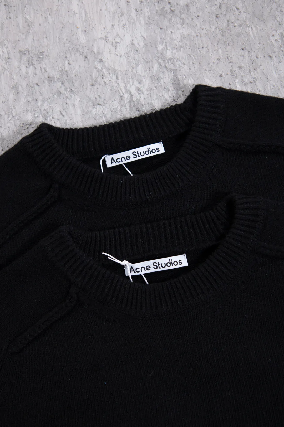 160 Acne Studios' minimalist design has become a new Nordic myth through artistic precipitation and sublimation. The typical cold style design has made fashion people who pursue low-key luxury become his loyal fans. Color: Black ACNE back sweater Fabric: 50% wool knitted fabric is thick and delicate, soft and skin-friendly, with good warmth retention. It can be worn alone or layered in autumn and winter with enough texture. Craftsmanship: The letters on the back are distressed and destroyed. The edges of the letters have a sense of wear. They are not ordinary flat printing. Details: All accessories are customized. The level of fineness can be compared with domestic. Cross-border special Size chart: S (chest 60, clothing length 66, sleeve length 81) M (chest 62, dress length 68, sleeve length 82) L (chest 64, dress length 70, sleeve length 83) 185-190cm, 185 pounds XL